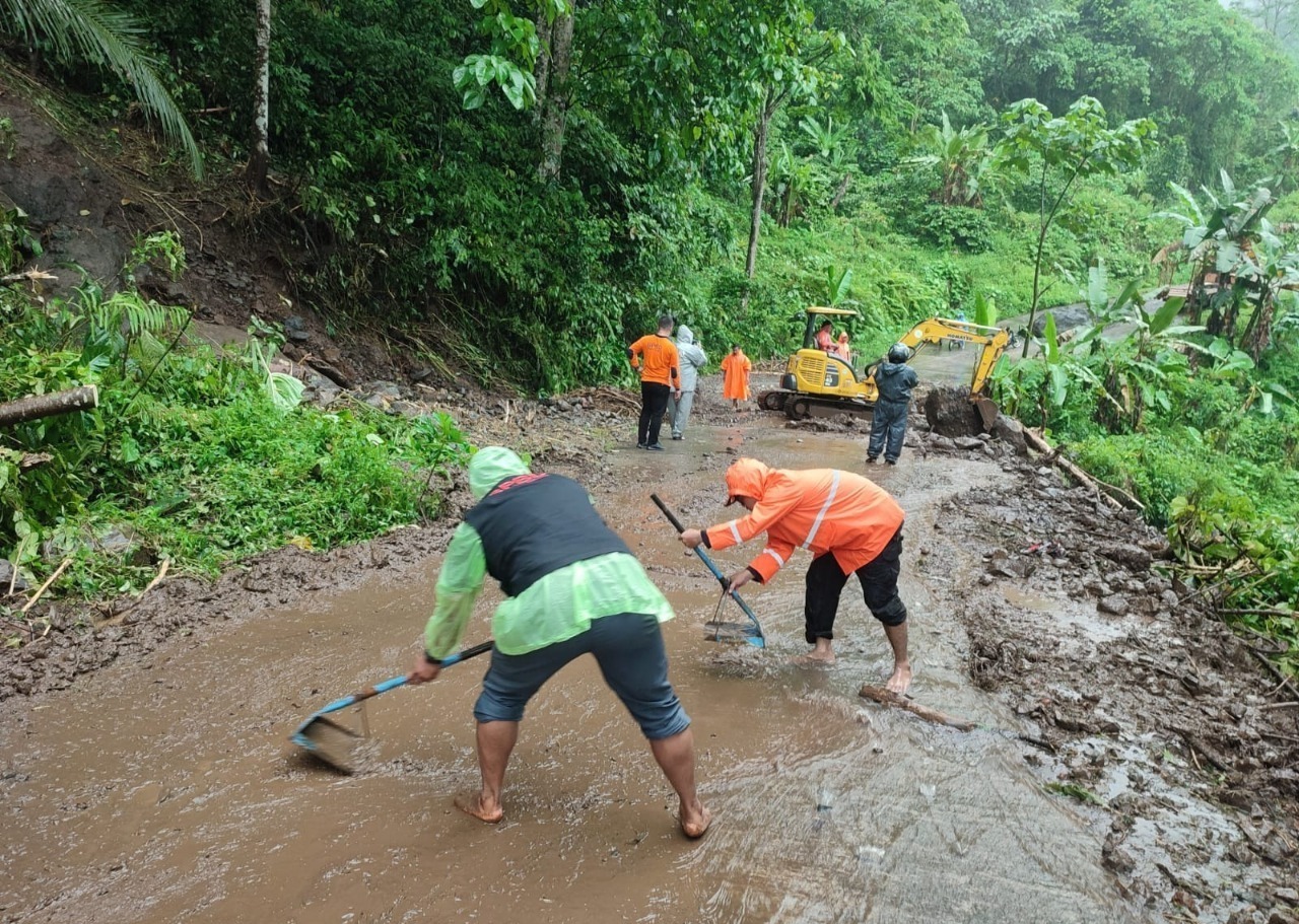 Pembersihan material longsor. Sumber foto: bpbd.malangkab.go.id