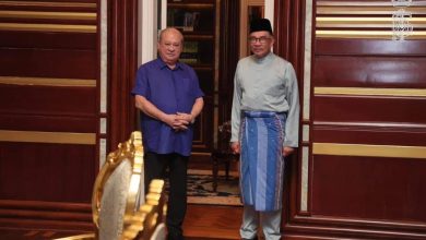 Keterangan Foto: Sultan Ibrahim Ibni Sultan Iskandar (Penguasa Johor) dan Anwar Ibrahim (Perdana Menteri Malaysia). Sumber Foto: Twitter @AzmawiAzizan