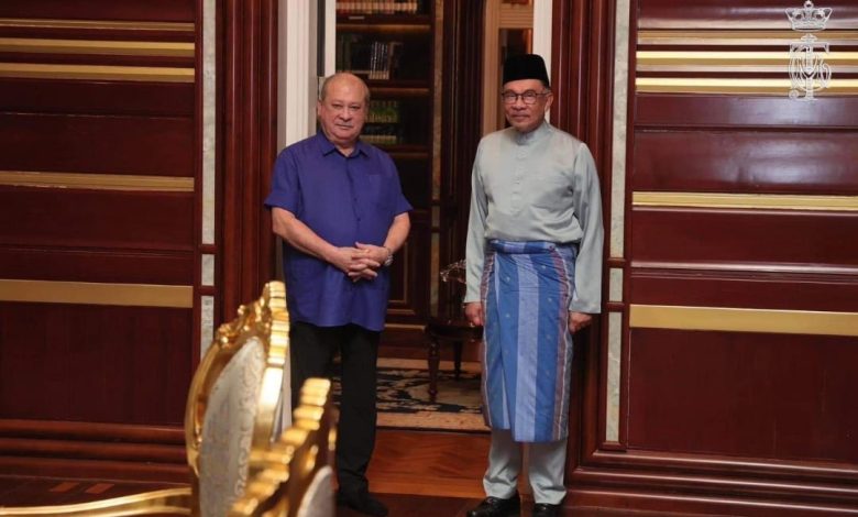 Keterangan Foto: Sultan Ibrahim Ibni Sultan Iskandar (Penguasa Johor) dan Anwar Ibrahim (Perdana Menteri Malaysia). Sumber Foto: Twitter @AzmawiAzizan