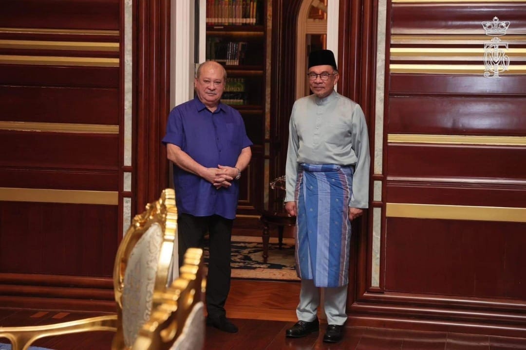 Keterangan Foto: Sultan Ibrahim Ibni Sultan Iskandar (Penguasa Johor) dan Anwar Ibrahim (Perdana Menteri Malaysia). Sumber Foto: Twitter @AzmawiAzizan