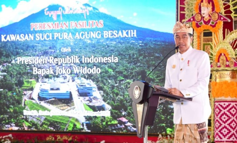 Joko Widodo (Presiden RI) saat meresmikan penataan kawasan suci Gunung Agung, Bali. Sumber foto: BPMI Setpres/Muchlis Jr