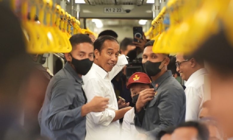 Joko Widodo (Presiden RI) saat uji coba kereta di Makassar. Sumber foto: Setkab