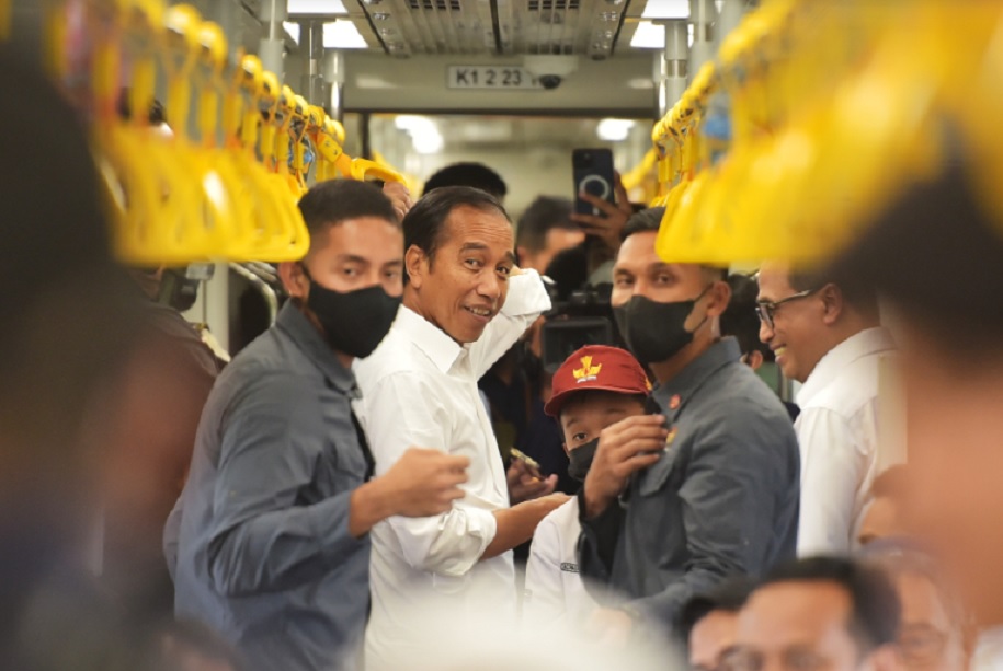 Joko Widodo (Presiden RI) saat uji coba kereta di Makassar. Sumber foto: Setkab