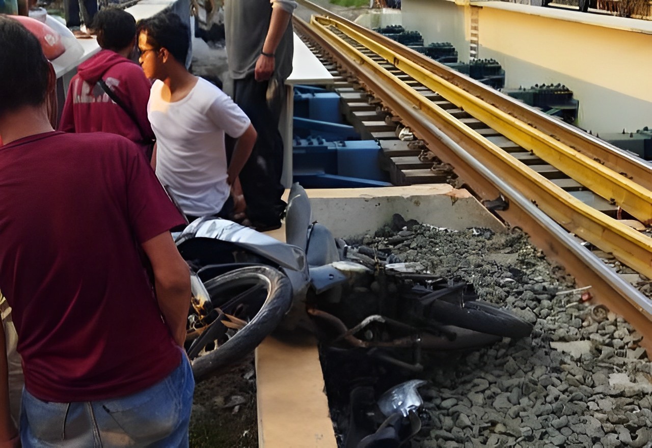 Kondisi Motor Korban yang Tertabrak KRL, Sumber Foto: Instagram/@tukang.potrett