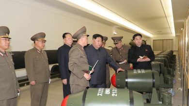 Keterangan Foto: Kim Jong Un sedang memeriksa hulu ledak nuklir. Sumber Foto: Twitter @AmRaadPSF