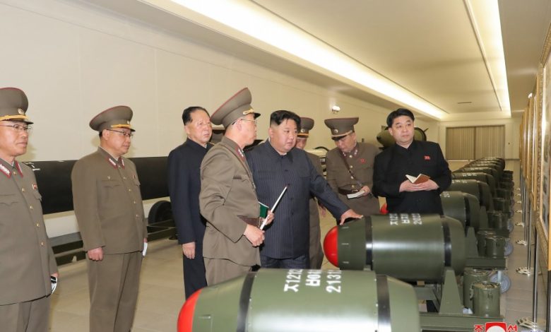 Keterangan Foto: Kim Jong Un sedang memeriksa hulu ledak nuklir. Sumber Foto: Twitter @AmRaadPSF