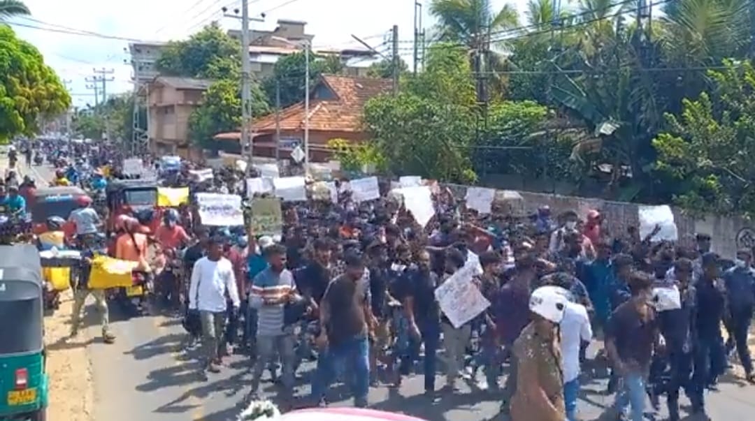 Keterangan Foto: Para pengunjuk rasa Sri Lanka. Sumber Foto: Semestabersabd2