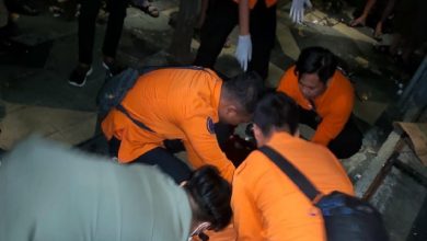 Petugas evakuasi korban kecelakaan. Sumber foto: Instagram @112surabaya
