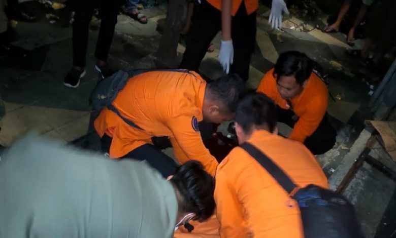 Petugas evakuasi korban kecelakaan. Sumber foto: Instagram @112surabaya
