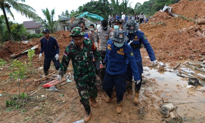 Proses Evakuasi Korban Longsor Natuna, Sumber foto: Twitter @BNPB_Indonesia