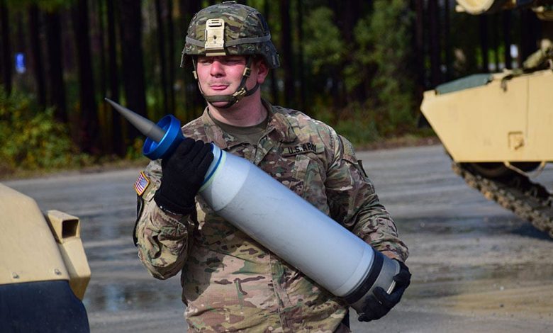 Keterangan Foto: Militer AS ketika membawa senjata depleted uranium. Sumber Foto: twitter @MightyWar3