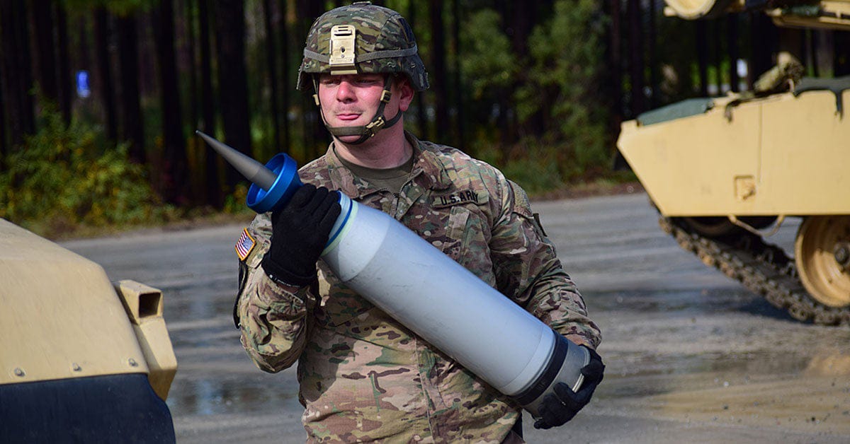 Keterangan Foto: Militer AS ketika membawa senjata depleted uranium. Sumber Foto: twitter @MightyWar3