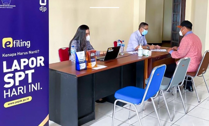 Seorang warga sedang menyampaikan SPT. Sumber foto: Kemenkeu