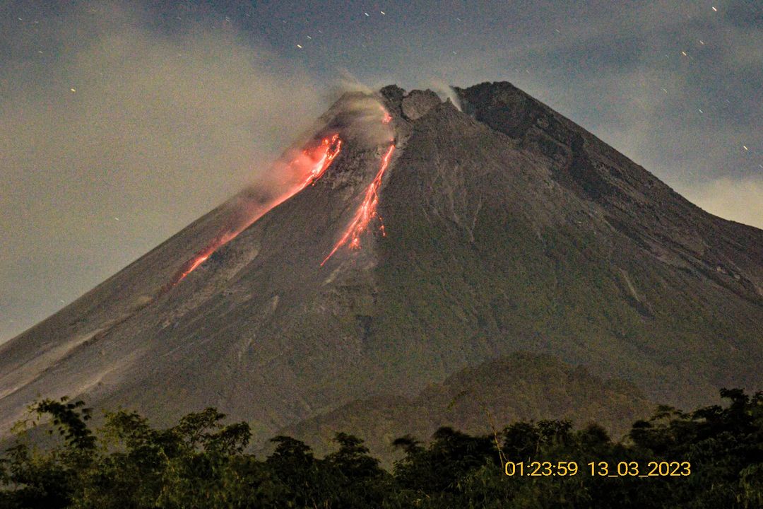 Erupsi Gunung Merapi. Sumber Foto: Instagram @agung_photoshoot