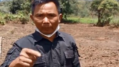 Tangkapan layar video petani yang marah karena bunga edelweis rusak. Sumber foto: Twitter @Heraloebss