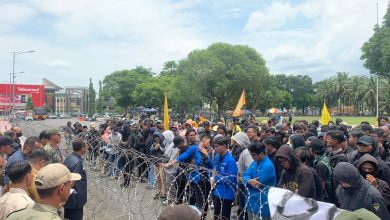 Keterangan Foto: PMII Jember unjuk rasa di depan kantor Pemkab Jember. Sumber Foto: PC PMII Jember