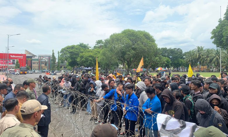 Keterangan Foto: PMII Jember unjuk rasa di depan kantor Pemkab Jember. Sumber Foto: PC PMII Jember