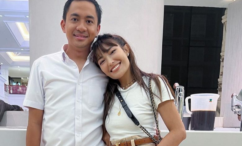 Regi Datau dan istri. Sumber foto: Instagram @mrsayudewi