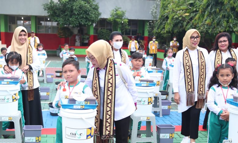 Lilik Umi Abdul Halim Iskandar saat kunjungan kerjanya bersama OASE KIM Sumber foto: Humas Kemendes PDTT