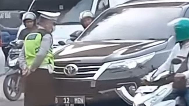 Pengendara Fortuner trabas polisi yang menghadang. Sumber foto: screenshot video @jakartabarat24jam