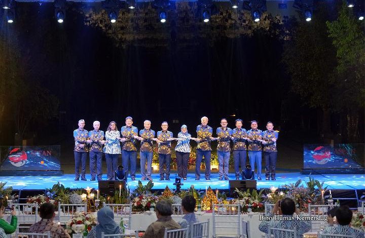 Menteri Ekonomi ASEAN saat menghadiri Gala Dinner di kawasan Candi Borobudur. Sumber Foto: Biro Humas Kemendag