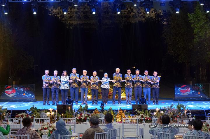 Menteri Ekonomi ASEAN saat menghadiri Gala Dinner di kawasan Candi Borobudur. Sumber Foto: Biro Humas Kemendag