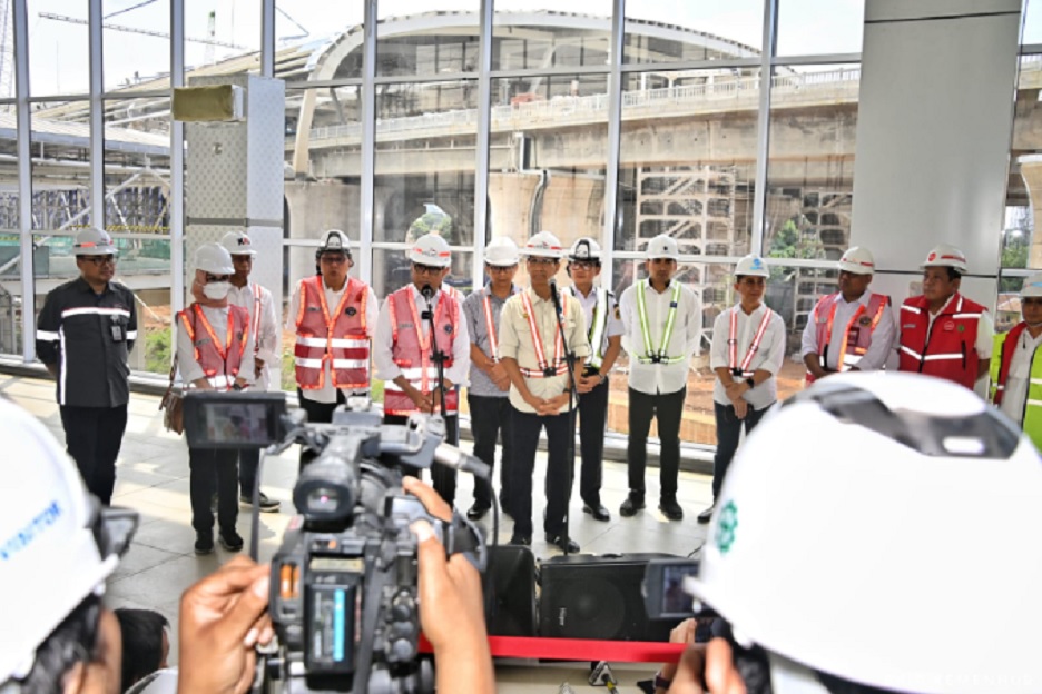 Budi Karya Sumadi (Menteri Perhubungan) saat meninjau pembangunan Stasiun Halim. Sumber foto: Kemenhub