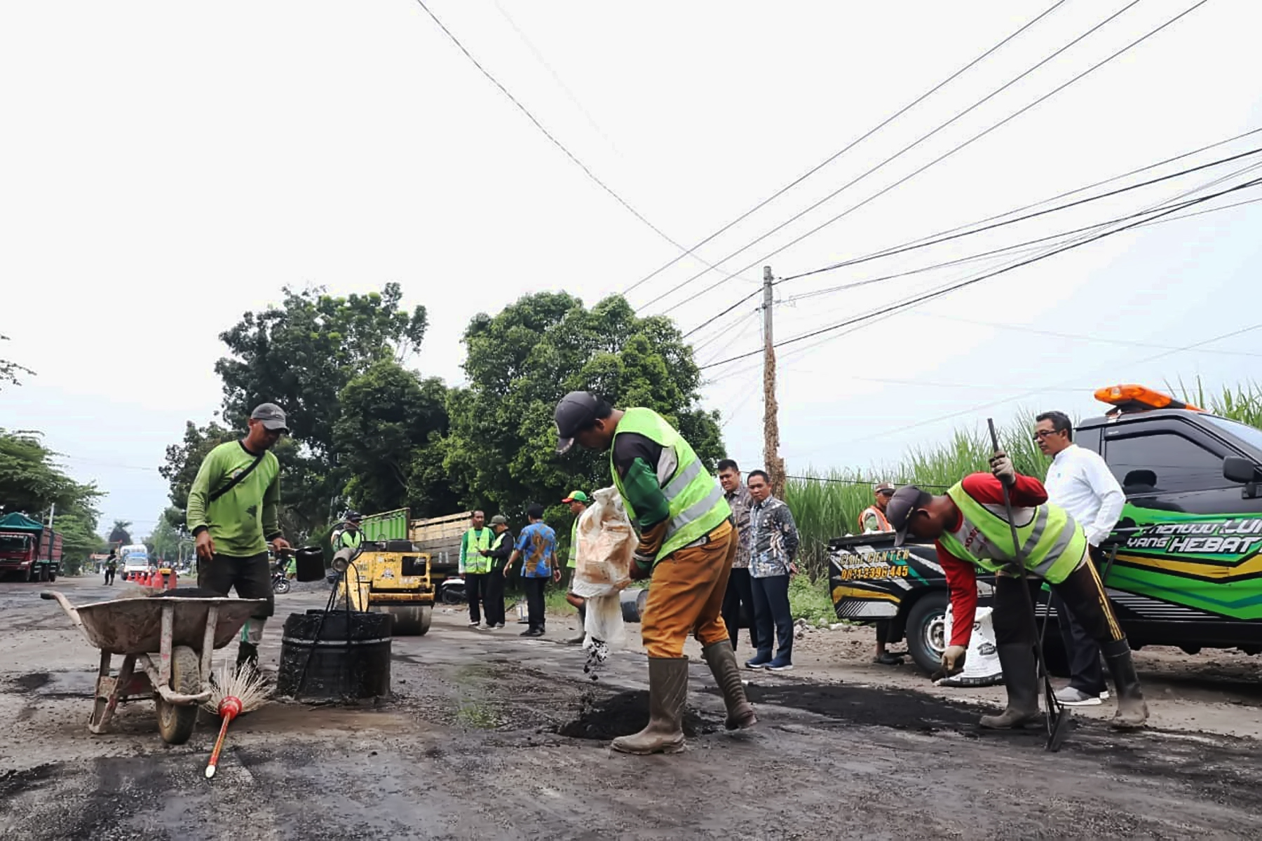 Pemkab Lumajang Targetkan Perbaikan Jalan Rampung Sebelum Lebaran Pemkab Lumajang Targetkan Perbaikan Jalan Rampung Sebelum Lebaran