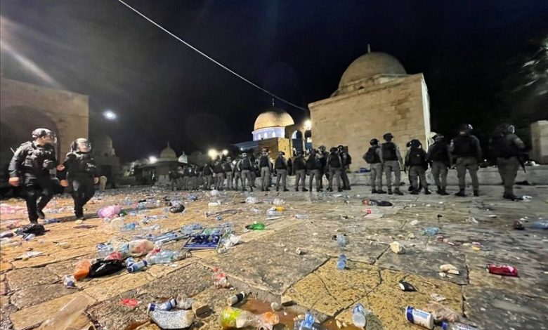 Keterangan Foto: Para polisi Israel menjaga di dekat masjid Al-aqsa. Sumber Foto: Twitter @AhmadFaezal4