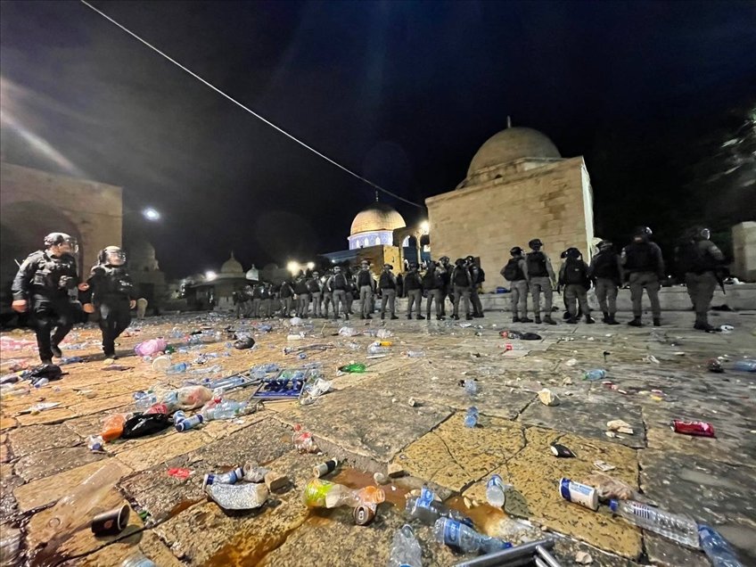 Keterangan Foto: Para polisi Israel menjaga di dekat masjid Al-aqsa. Sumber Foto: Twitter @AhmadFaezal4