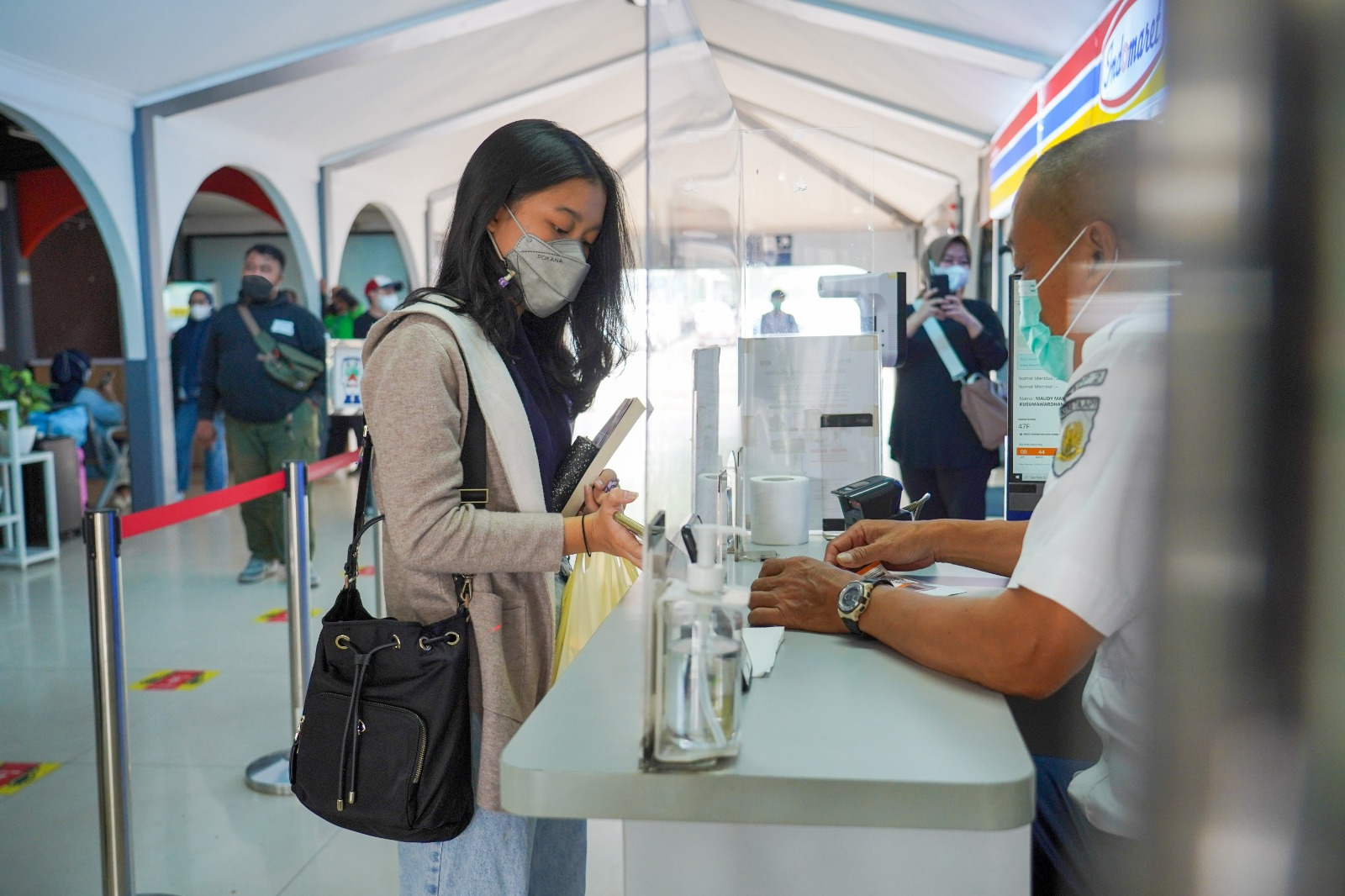 proses validasi dokumen kesehatan pelanggan KAI. Sumber foto: kai.id