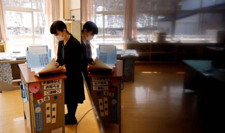 Petugas di salah satu sekolah di Jepang. Sumber Foto: Twitter @naturapersada