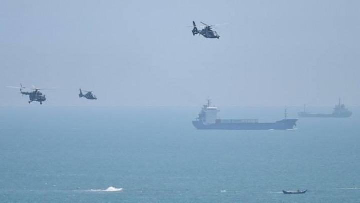Kapal dan helikopter China saat latihan di dekat Taiwan. Sumber Foto: Twitter @Mentari