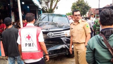 Acep Purnama (Bupati Kuningan) bersama dengan mobil Dinasnya pasca kecelakaan maut. Sumber foto: Satlantas.Polri.go.id