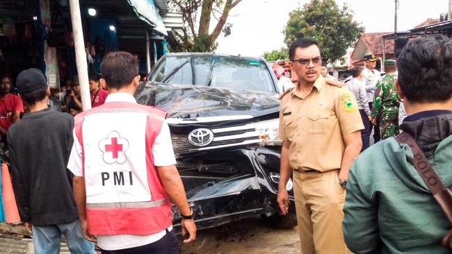 Acep Purnama (Bupati Kuningan) bersama dengan mobil Dinasnya pasca kecelakaan maut. Sumber foto: Satlantas.Polri.go.id