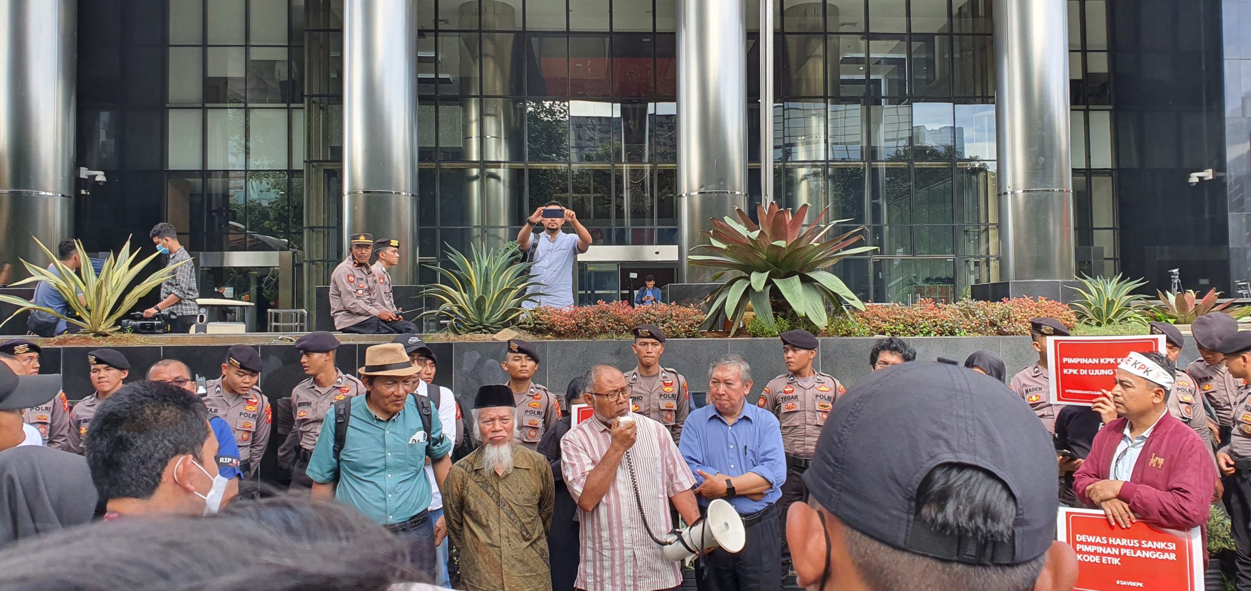 Aksi Demonstrasi Eks Pimpinan KPK di Gedung KPK. Sumber Foto: Twitter/@tatakhoiriyah