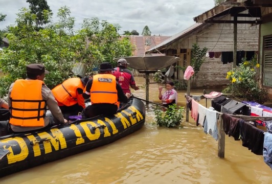 Banjir bandang landa Kabupaten Kapuas. Sumber foto: BNPB