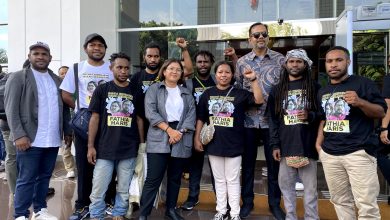 Haris-Fatia bersama Para Aktivis Asal Papua. Sumber Foto: Twitter/@KontraS