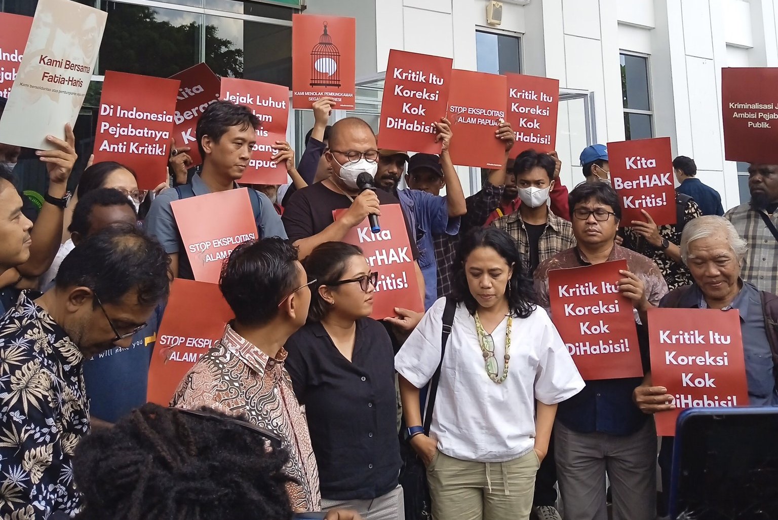 Haris Azhar dan Fatia Maulidyanti bersama Massa Pendukung. Sumber Foto: Twitter/@KontraS