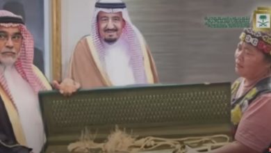 Hoax Ida Dayak Terima Pedang Emas dari Raja Salman. Sumber Foto: Youtube @Zara Entertaiment.