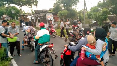 Hari Jadi Bawaslu, Panwaslu Kencong Bagi-bagi Takjil Gratis