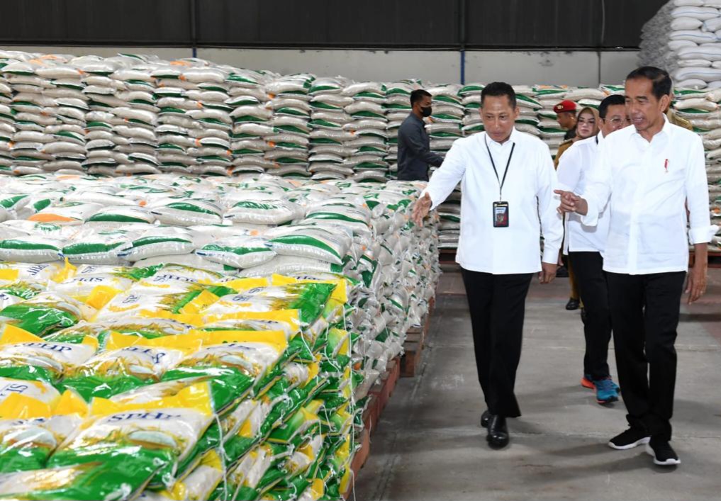 Joko Widodo (Presiden RI) ditemani Budi Waseso (Dirut Perum Bulog) meninjau persediaan beras Pemerintah. Sumber Foto: Twitter/@jokowi