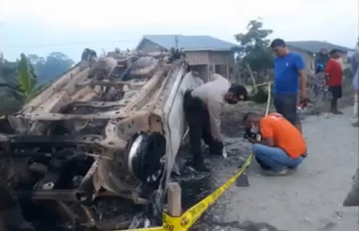 Kondisi mobil pencuri usai dibakar massa . Sumber Foto: Polri.go.id