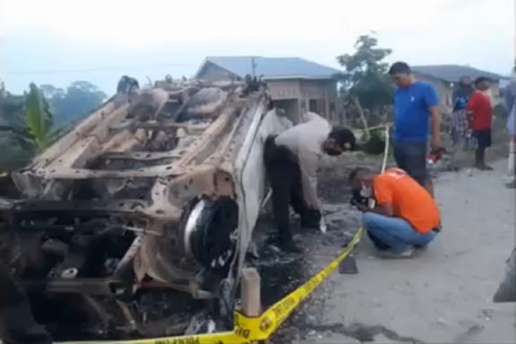 Kondisi mobil pencuri usai dibakar massa . Sumber Foto: Polri.go.id