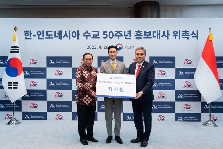 Artis Korea Selatan Choi Siwon dalam acara Peringatan 50 Tahun Hubungan Korea-Indonesia Sumber Foto: Newsis