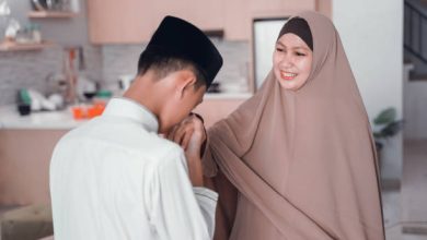 Sungkeman Saat Lebaran: Warisan Budaya Nusantara yang Harus Dilestarikan