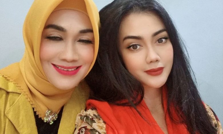 Ibunda Julia Perez dan Anggia Perez. Sumber foto: Instagram @anggitheperez