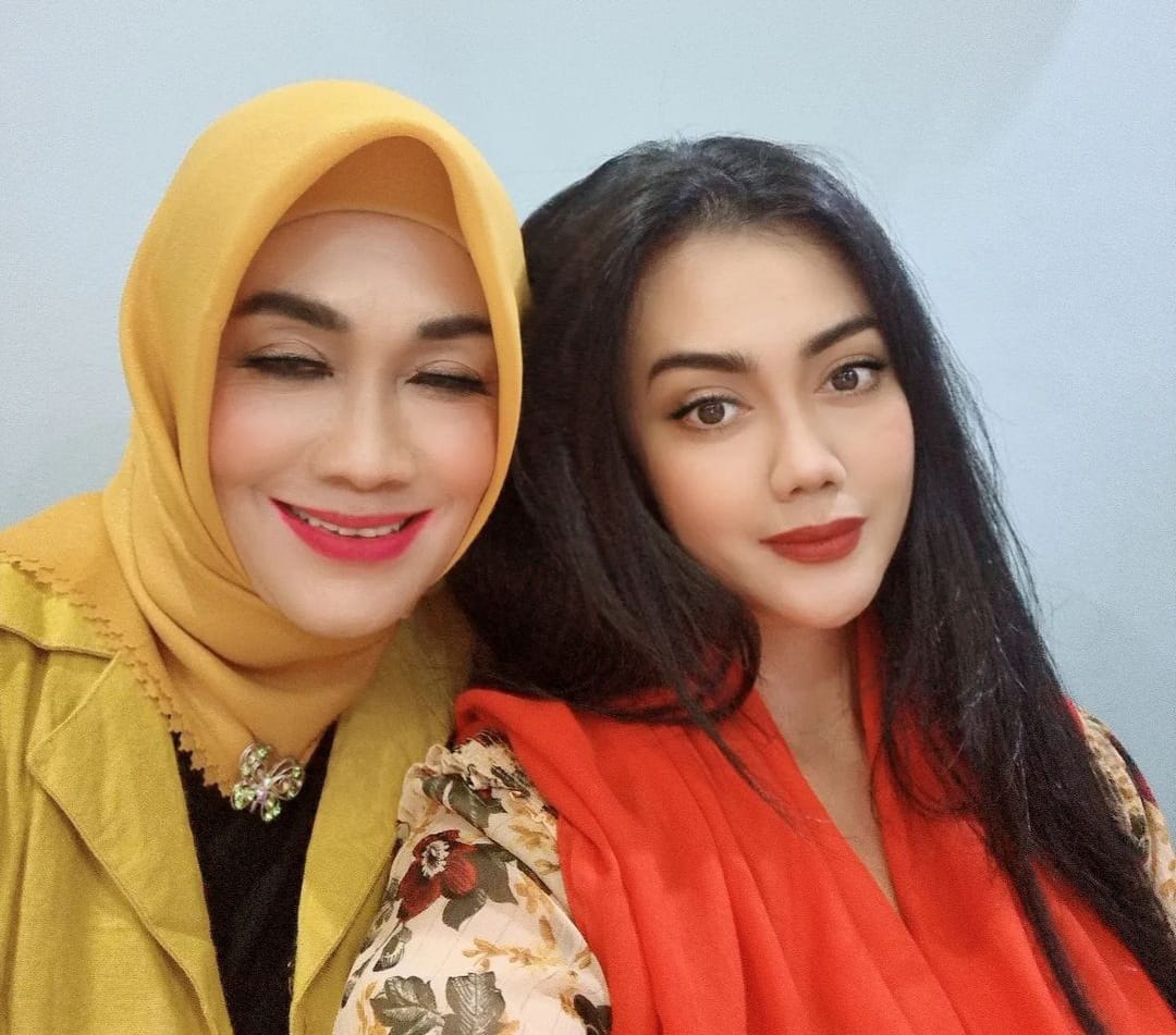 Ibunda Julia Perez dan Anggia Perez. Sumber foto: Instagram @anggitheperez