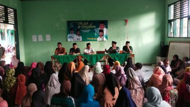 Idham Arshad dan pengurus PKB membagikan Zakat Mal . Sumber foto: Istimewa