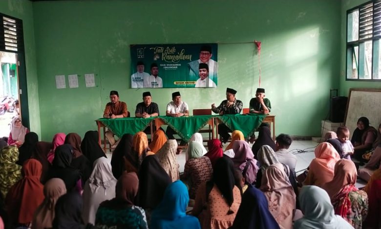 Idham Arshad dan pengurus PKB membagikan Zakat Mal . Sumber foto: Istimewa